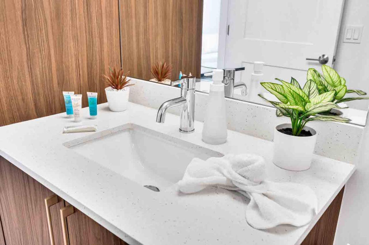 Stylish Unit In Downtown With Free Parking Apartment