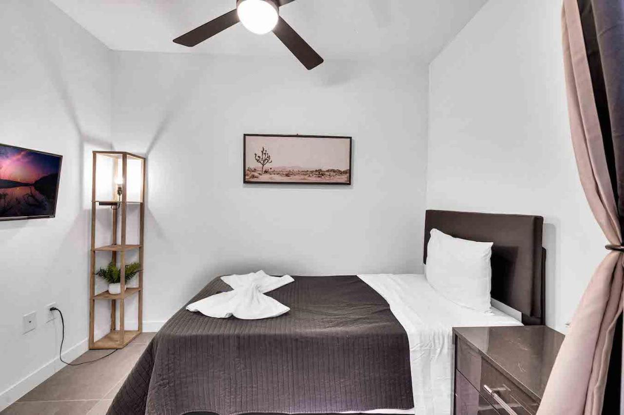 Stylish Unit In Downtown With Free Parking