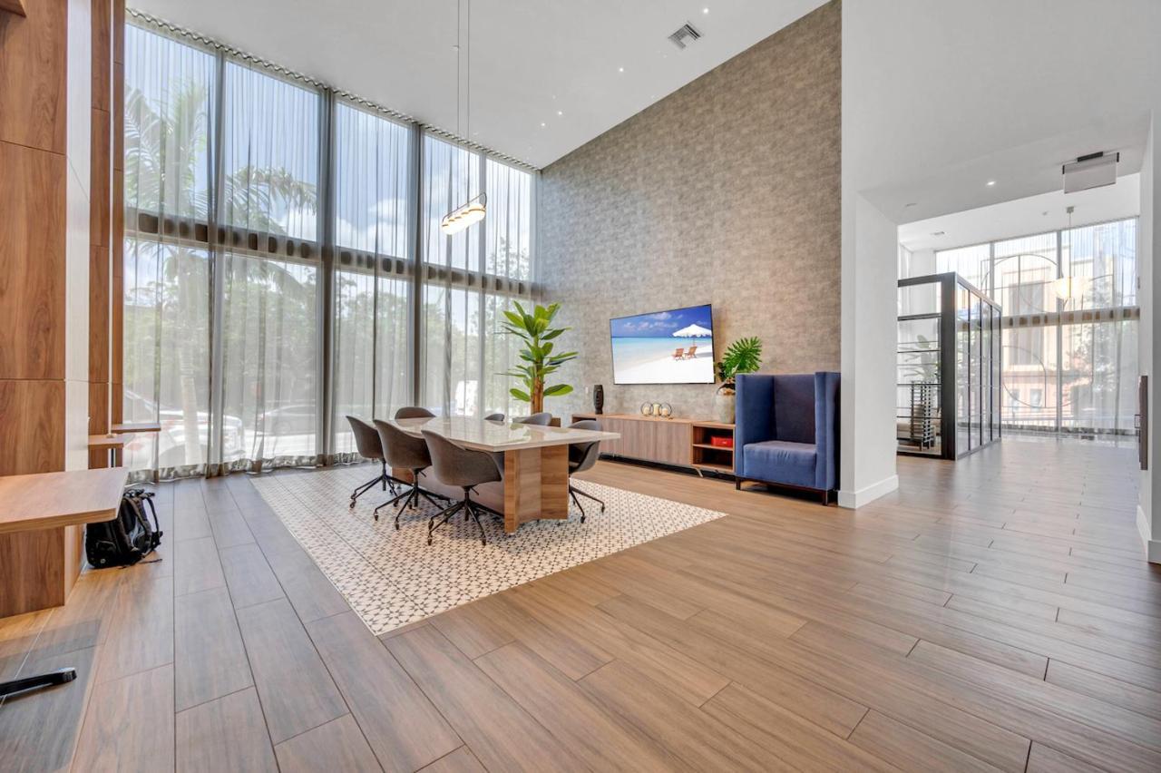 Stylish Unit In Downtown With Free Parking