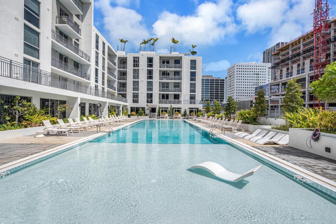 Stylish Unit In Downtown With Free Parking *