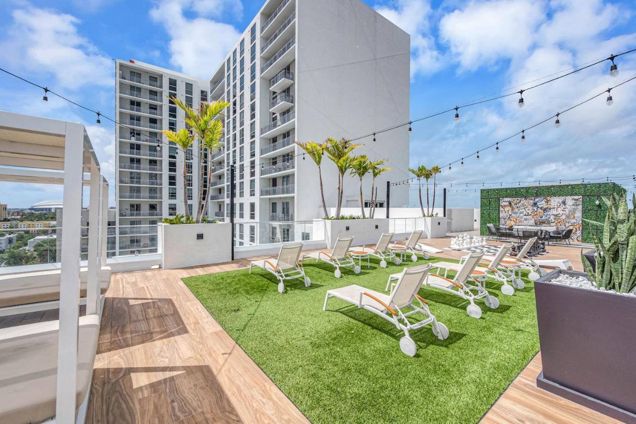 Stylish Unit In Downtown With Free Parking