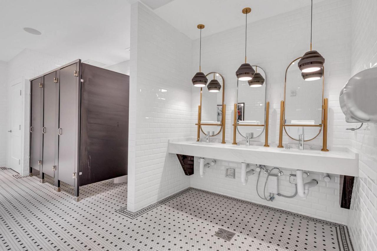 Stylish Unit In Downtown With Free Parking Apartment