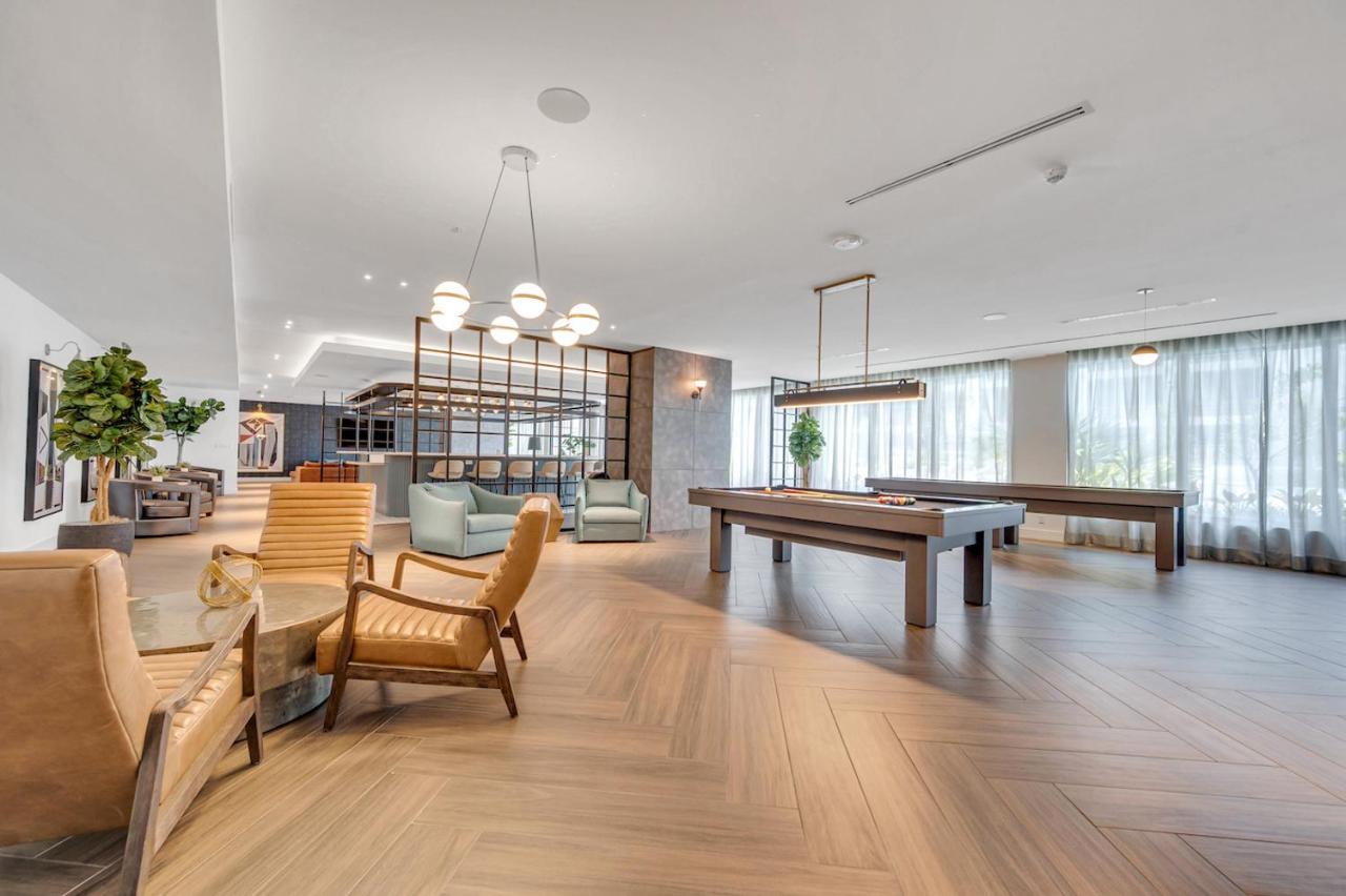 Stylish Unit In Downtown With Free Parking *