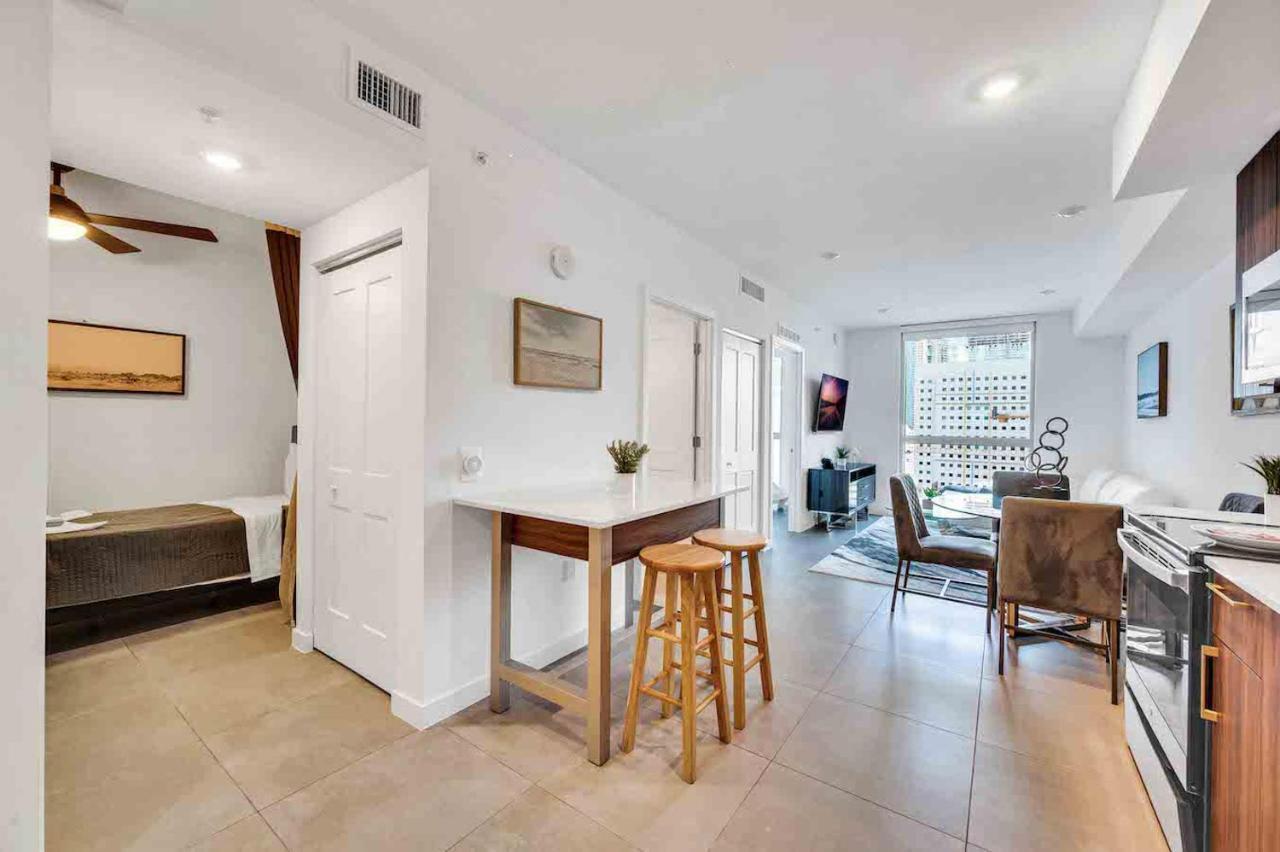 Stylish Unit In Downtown With Free Parking *