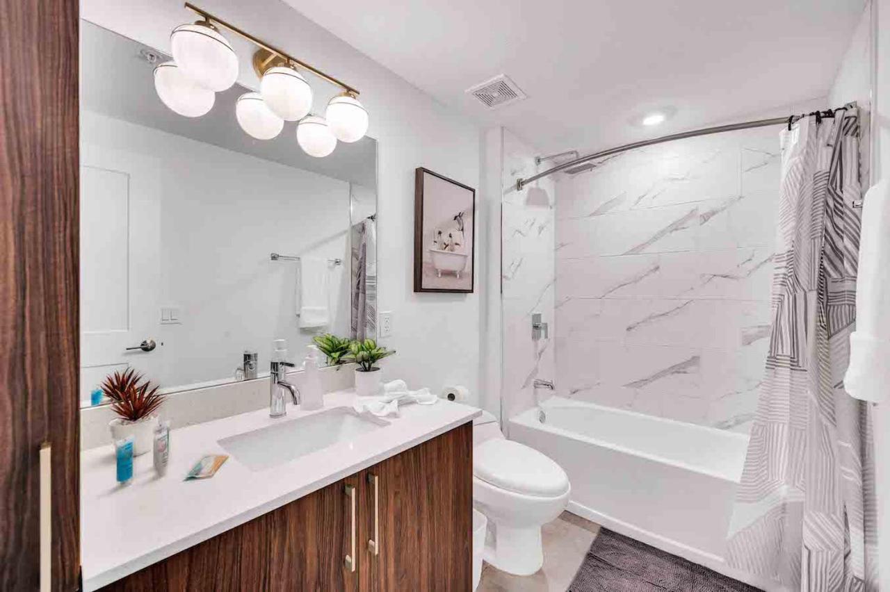Stylish Unit In Downtown With Free Parking