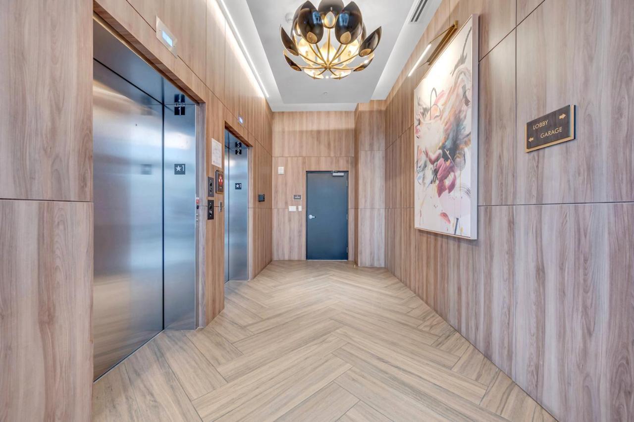 Stylish Unit In Downtown With Free Parking