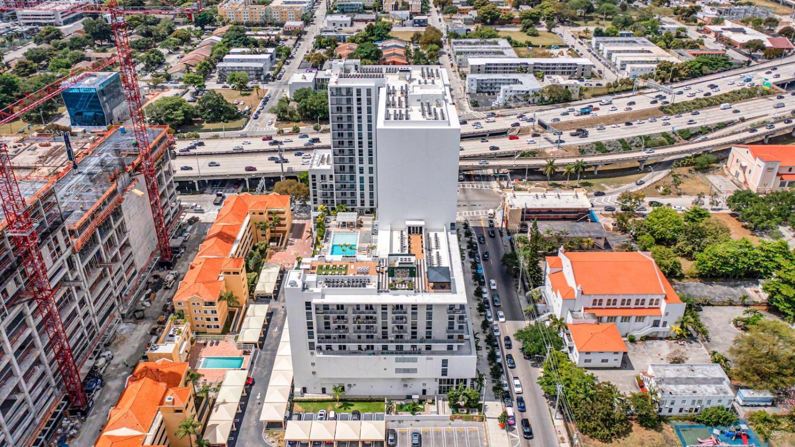 Stylish Unit In Downtown With Free Parking Apartment *